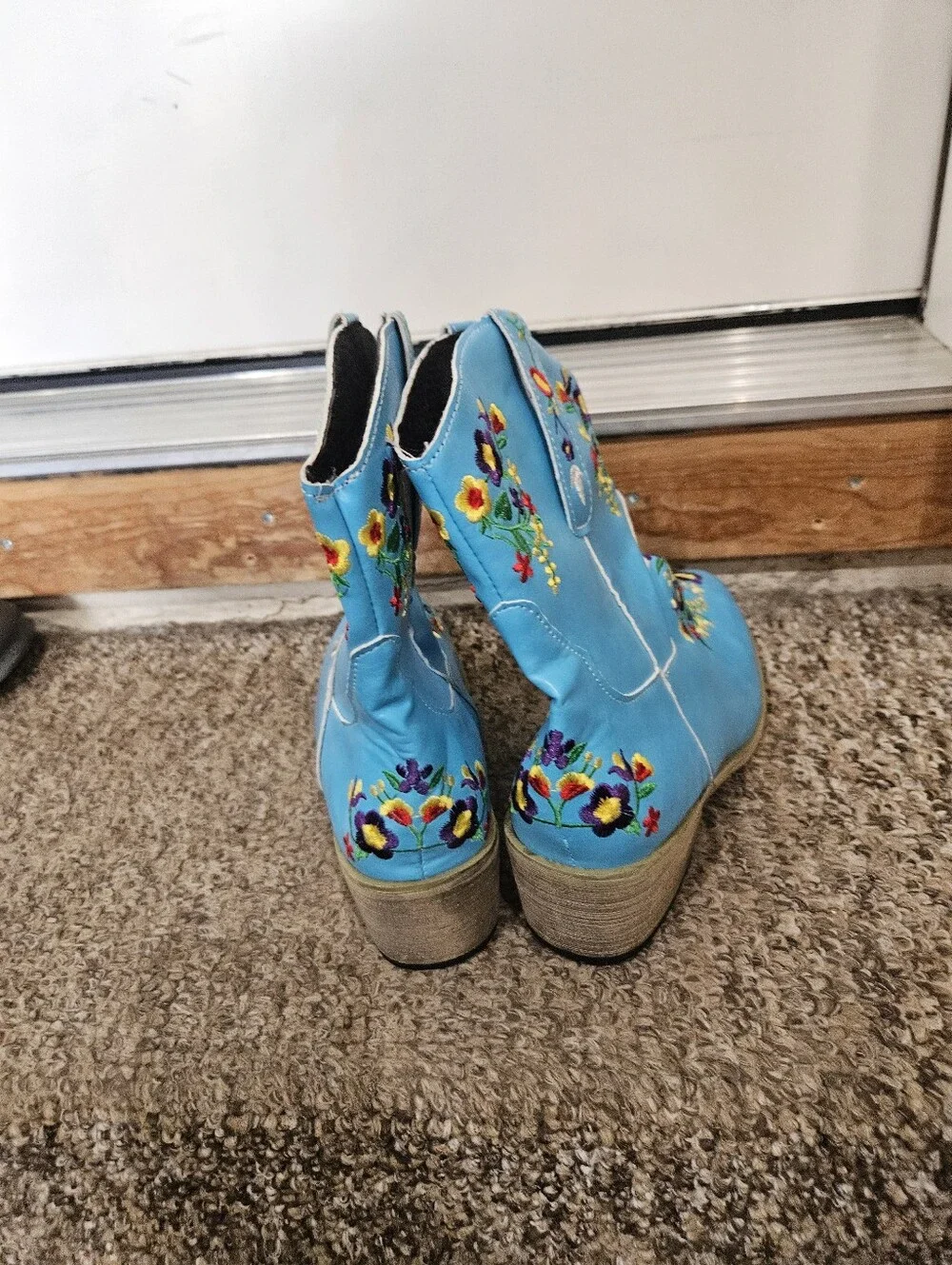 N/A vibrant turquoise